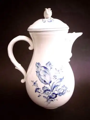 Elegante Kaffeekanne aus Porzellan (weiß/blau) mit floralem Motiv, Meissen