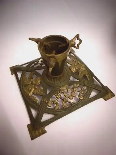 Alter Christbaumständer mit Putto-Motiven