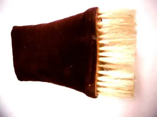 Nostalgie Hutbürste aus weinrotem Samt mit wunderschönem goldfarbenen Aufdruck