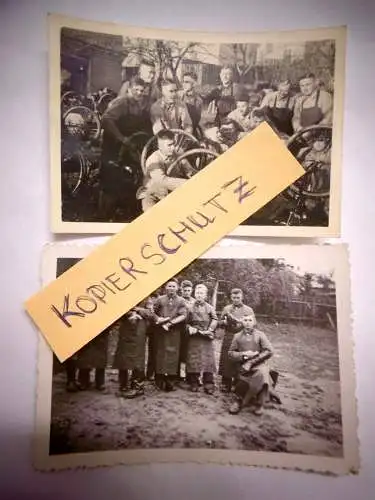 2 original Fotos "Soldaten beim Stiefel wichsen + Fahrrad reparieren", um 1945