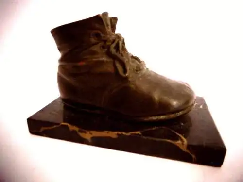 Antiker Lederschuh / Kinderschuh, verstärkt, auf Mamorsockel (Briefbeschwerer?)