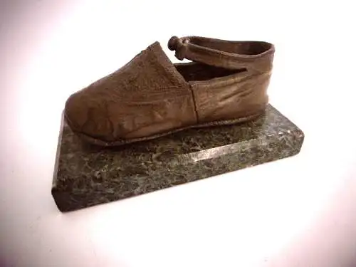 Antiker Lederschuh / Kinderschuh, verstärkt, auf Mamorsockel (Briefbeschwerer?)