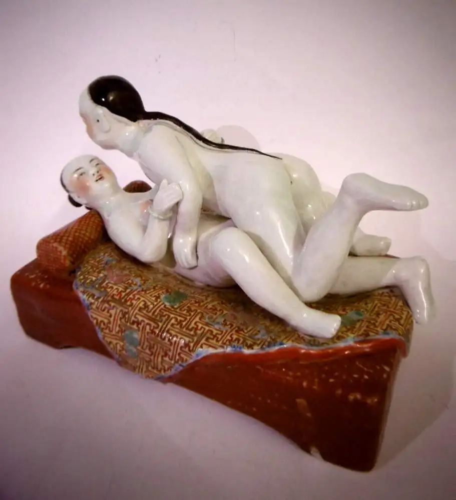 Außergewöhnliche, alte erotische Porzellanfigur aus Japan