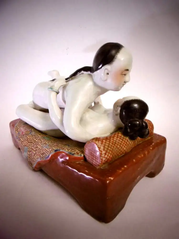 Außergewöhnliche, alte erotische Porzellanfigur aus Japan