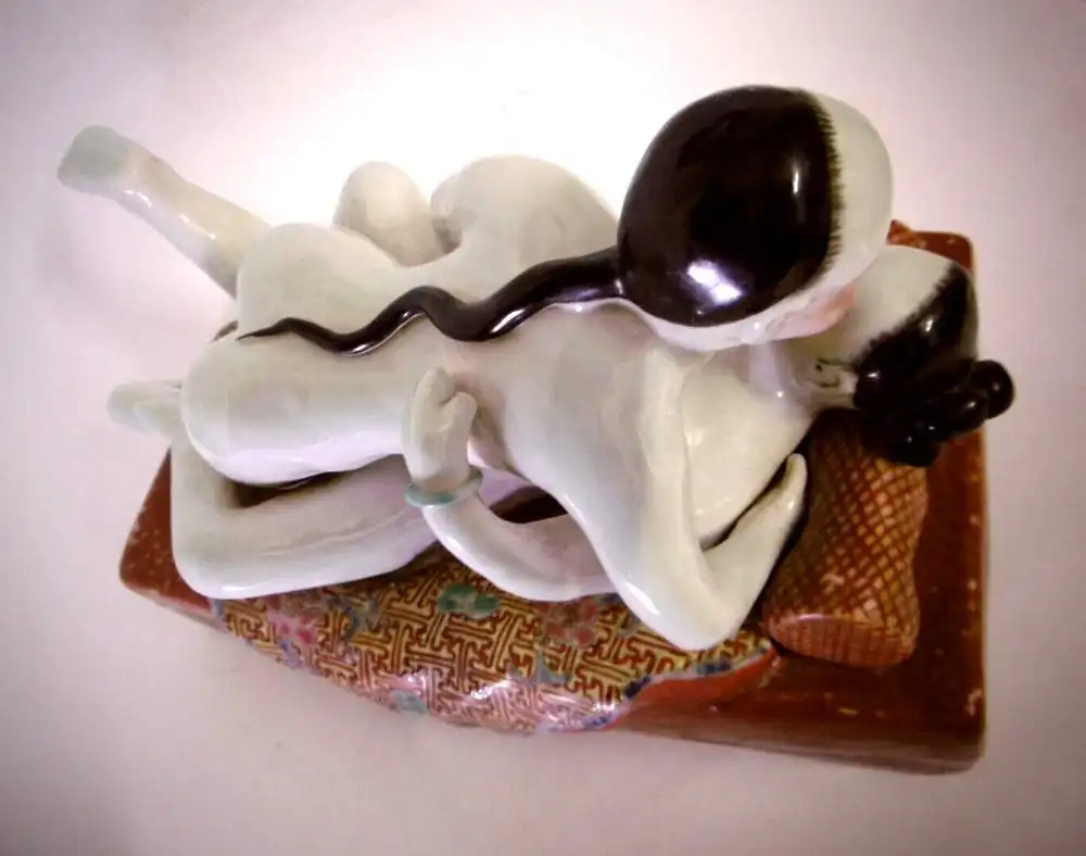Außergewöhnliche, alte erotische Porzellanfigur aus Japan