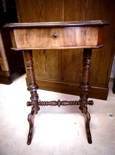 Wunderschöner Antiker Nähtisch aus Holz mit gedrechselten Gestell, Gründerzeit