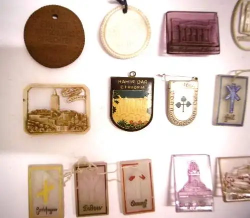 Konvolut diverser alter WHW Abzeichen, Medaillen etc.