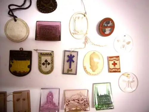 Konvolut diverser alter WHW Abzeichen, Medaillen etc.