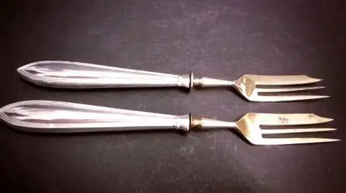 Zwei bezaubernde Kuchengabeln aus 800er Silber mit vergoldeten Zinken