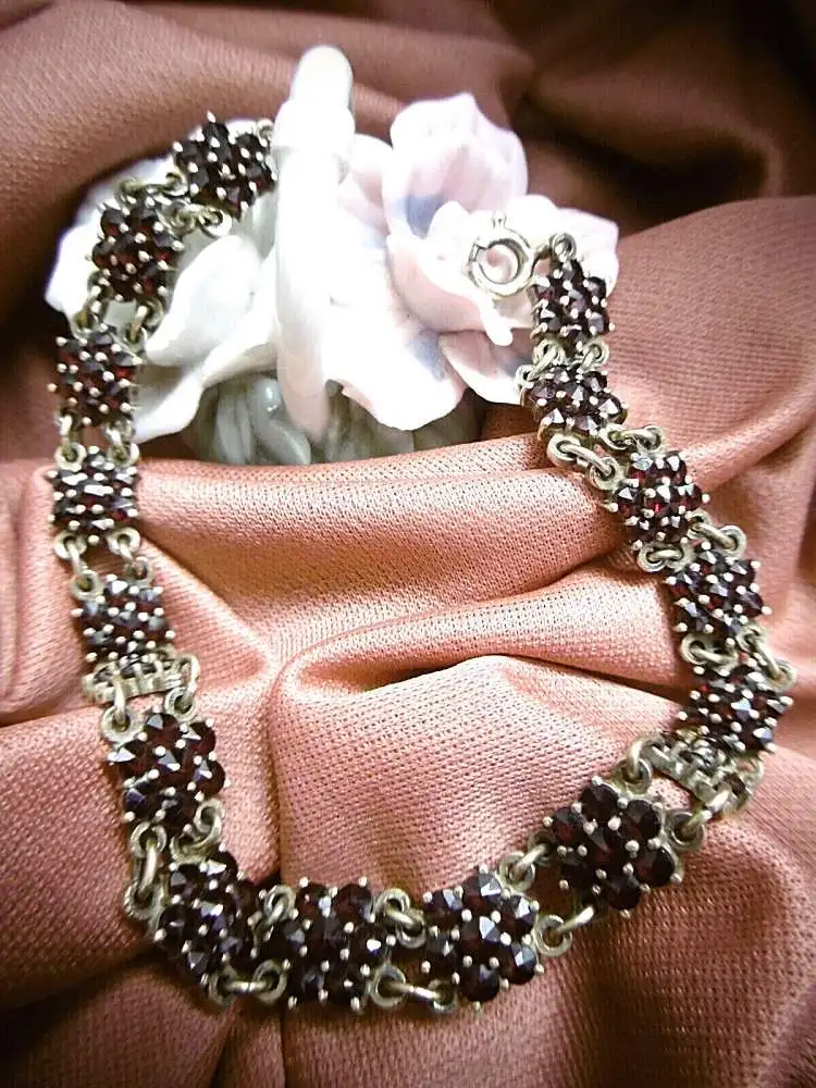 Mystisches Armband 900er Silber, vergoldet, mit zahlreichen tiefroten Granaten  0