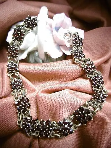 Mystisches Armband 900er Silber, vergoldet, mit zahlreichen tiefroten Granaten 