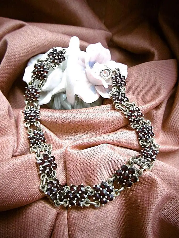 Mystisches Armband 900er Silber, vergoldet, mit zahlreichen tiefroten Granaten  1