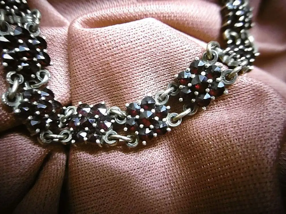 Mystisches Armband 900er Silber, vergoldet, mit zahlreichen tiefroten Granaten  2