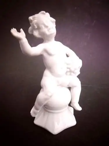 Bezaubernder Porzellan Putto mit Traubendolde, Fa. Fraureuth