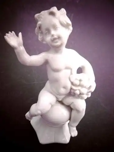 Bezaubernder Porzellan Putto mit Traubendolde, Fa. Fraureuth