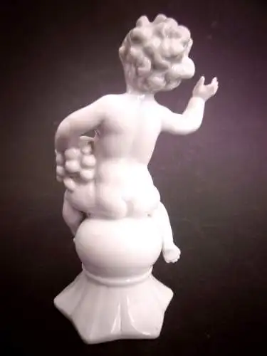 Bezaubernder Porzellan Putto mit Traubendolde, Fa. Fraureuth