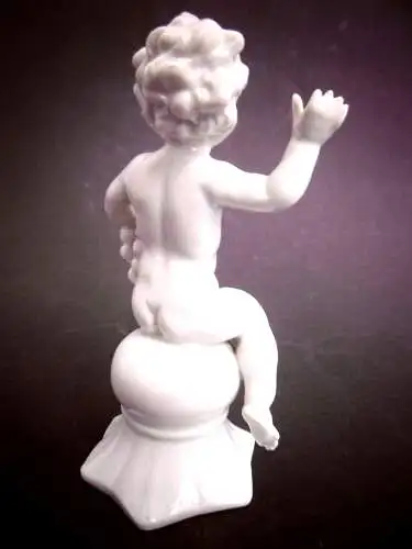 Bezaubernder Porzellan Putto mit Traubendolde, Fa. Fraureuth