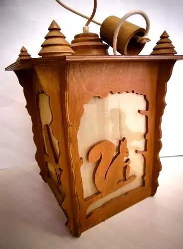 Außergewöhnliche große Deckenleuchte aus Holz mit Tierschnitzereien + Aufhängung