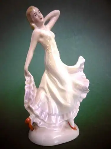Bezaubernde Porzellan Tänzerin, Höhe ca. 15 cm