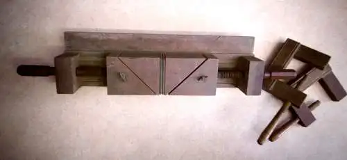 Antike Gehrungsstoßlade mit 2 Holzschraubzwingen, altes Schreinerwerkzeug