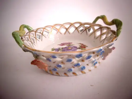 Bezaubernde Porzellanschale mit floralen 3-D Applikationen, sächs. Porz.Man. DD