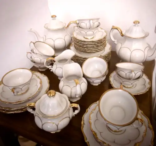 Wunderschönes Service für 12 Personen mit 2 Kannen, Sonnneberg, weiß / gold