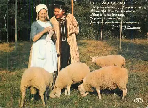 Carte postale pastorale couple des paysans avec mouttons