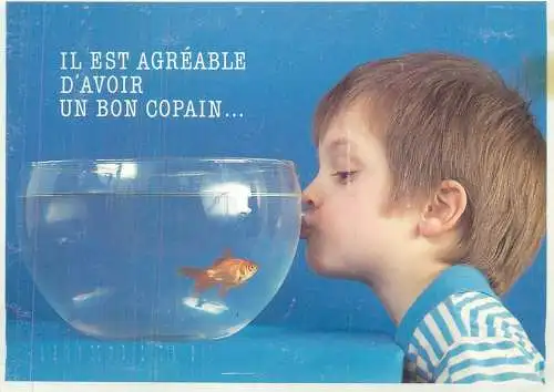 Enfant avec poisson exotique