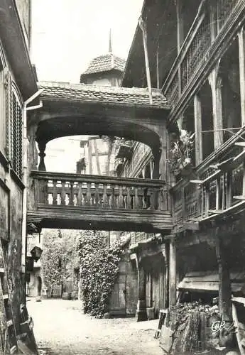 France Strasbourg La Cour du Corbeau  sortie et passerelle