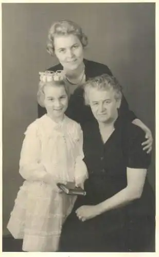 Photographic postcard family souvenir girl communion