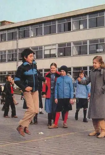 L'Enfants a l'ecole dans la cour de recreation