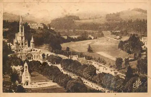 France Lourdes L'Esplanade et la Basilique