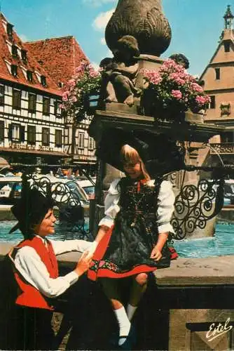 France Obernai Bas-Rhin Alsace Place du Marche jeunes Alsaciens en costume traditionnel & fontaine St-Odile