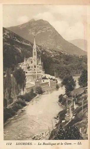 France Lourdes la basilique et le Gave