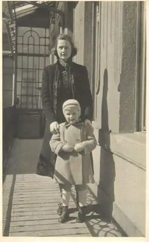 Children and family groups photographic postcard