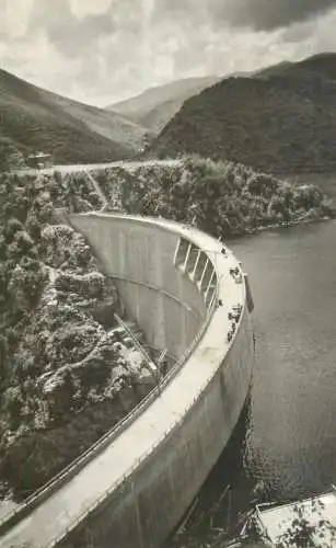 Romania Barajul Negoveanu si lacul de acumulare ale uzinei hidroelectrice Sadu V