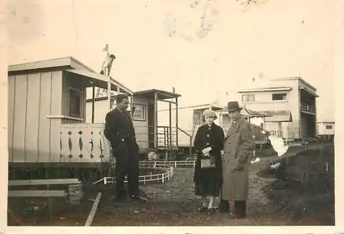 Photograph ca. 6 x 9 cm anonymous persons instant photo place to identify