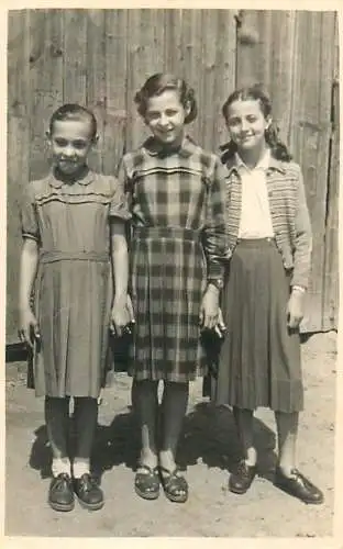 Photograph ca. 6 x 9 cm anonymous persons girls souvenir photo