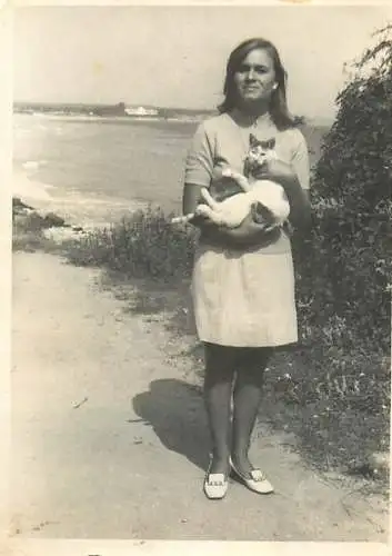 Photograph ca. 6 x 9 cm anonymous persons litoral Romania lady cat pet souvenir photo 1972