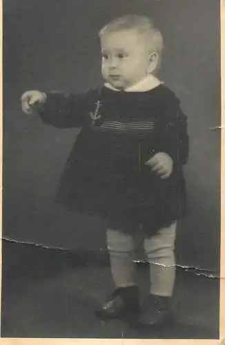 Photograph ca. 6 x 9 cm anonymous persons baby portrait
