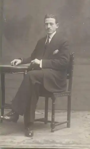Elegant man portrait souvenir photographic postcard foto A. Roman