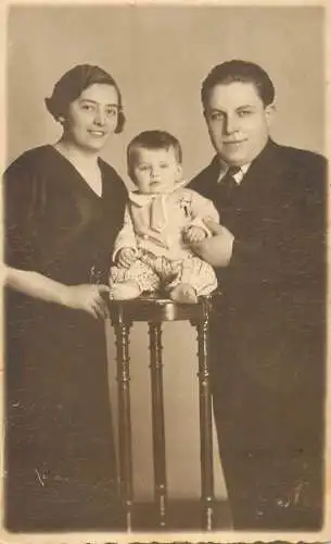Photographic postcard souvenir family studio Brunhuber Bela Budapest Hungary 1942