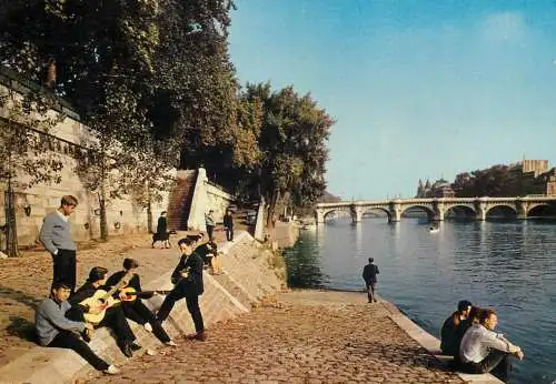 France Paris les quais de la Seine au Pont Neuf