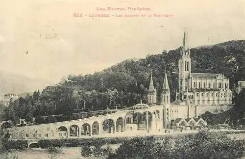 France Lourdes Les Remparts & la Basilique
