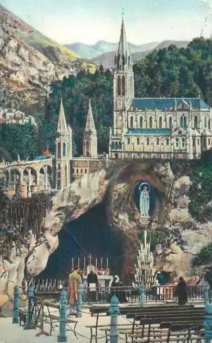 France Lourdes Grotte Miraculeuse et la Basilique