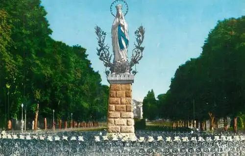 France Lourdes La Vierge Couronnee