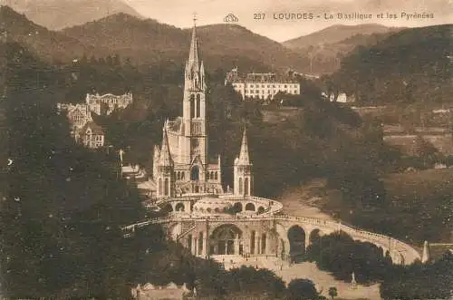 France Lourdes Basilique et les Pyrenees