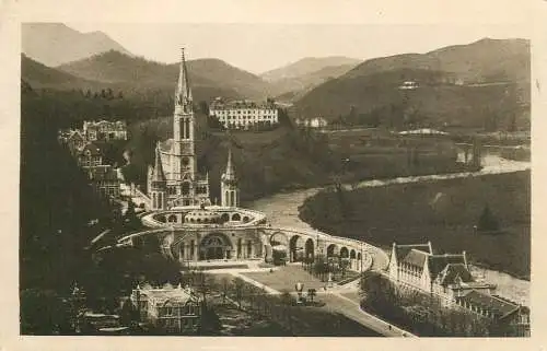 France Lourdes Basilique et le Gave