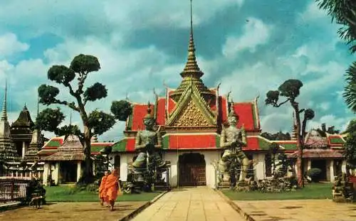 Thailand Bangkok Temple of Dawn Wat Arun - Guardian statues at the entrance