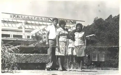 Romania tourism seaside resort persons in front of Neon restaurant photo 8.5 x 13 cm